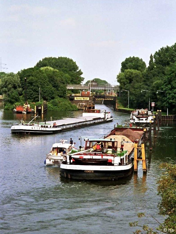 Rhein-Herne-Kanal. Nachdem auch Motorschiff  Attach  die Schleuse Herne-West verlassen hat, knnen die wartenden Schiffe zu Berg geschleust werden (20. Juli 1989).