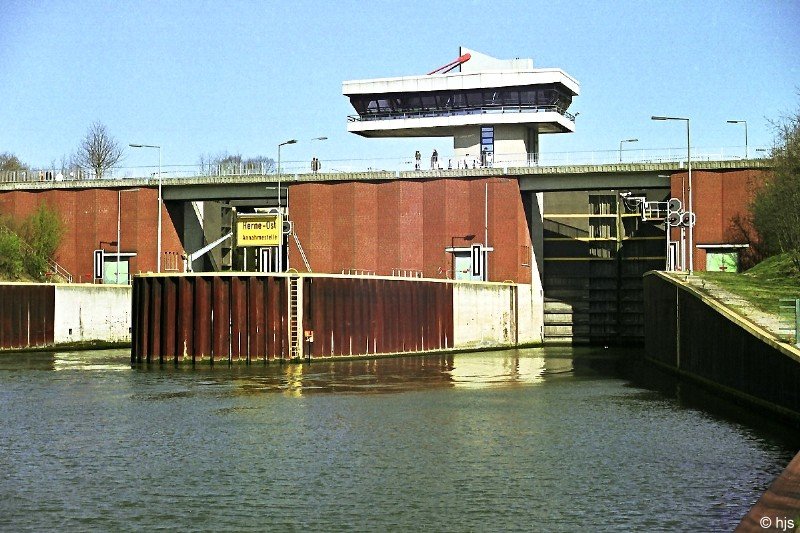Rhein-Herne-Kanal. Schleuse Herne-Ost (1. April 2007). Erbaut 1986 - 92. Hubhhe 12,8 m. Zwillingsschleuse mit verbundenen Kammern: das Wasser kann aus der einen Kammer bis zum Gleichstand in die Nachbarkammer abgelassen werden.