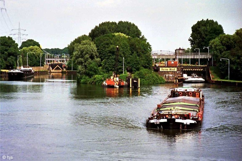 Rhein-Herne-Kanal. Schleusengruppe Herne-West (20. Juli 1989). Das Bild zeigt die typische Anlage der ersten Schleusen-Generation: zwei gegeneinander versetzte Kammern, um die Wahrscheinlichkeit zu verringern, dass wegen Bergsenkungen beide Kammern gleichzeitig funktionsuntchtig werden. Im Laufe des Bestehens ist z.B. die Sdkammer (rechts) am Unterhaupt um 0,8 m, am Oberhaupt aber um 3,5 m abgesunken, was durch Aufmauerungen ausgeglichen werden musste.