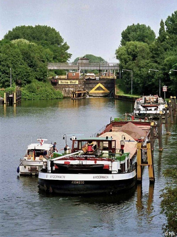 Rhein-Herne-Kanal. Vor der Schleuse Herne-West warten zwei Motorschiffe und eine Motoryacht auf die Weiterfahrt (20. Juli 1989). Die Schleuse gibt es nicht mehr. Mit der Verbreiterung des Kanals und dem Neubau der Schleuse Herne-Ost wurde sie 1991 aufgegeben. Dazu musste das Kanalbett bis zur Schleuse Herne-Ost um 4,5 m tiefer gelegt werden.