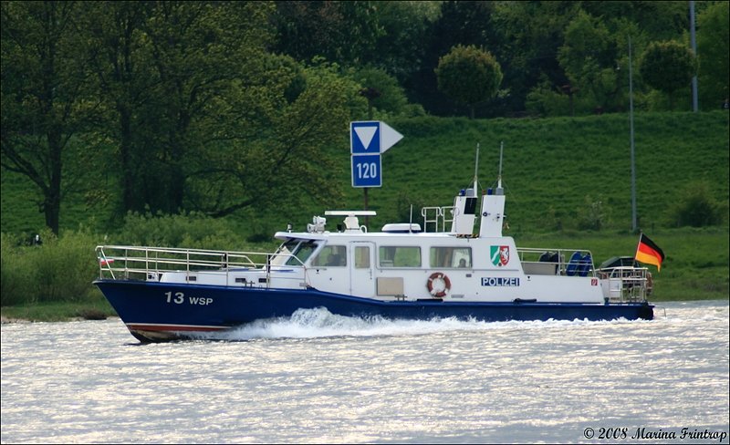 Rhein-Streifenboot  WSP 13  der Wasserschutzpolizei Moers. Am 02.05.2008 vom Rheinufer Duisburg-Walsum fotografiert. Detailinformationen ber diese Streifenboote Serie  Boot 2000  finden Interessierte hier... http://www1.polizei-nrw.de/wasserschutz/Wir%20stellen%20uns%20vor/Boote/article/Die_Rheinstreifenboote.html