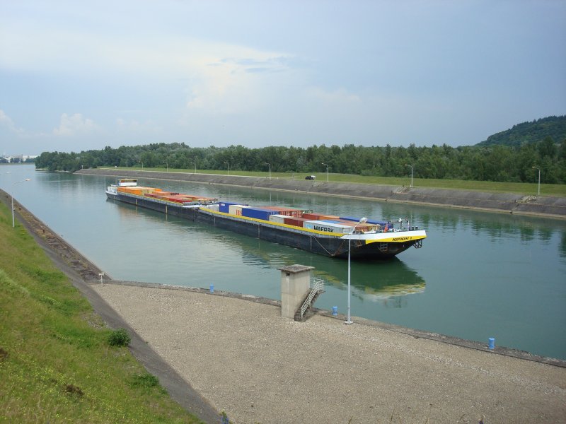 Rheinschleuse bei Marckolsheim,
Containerschubschiff  Independent  vor der Einfahrt in die Schleusenkammer,
2008