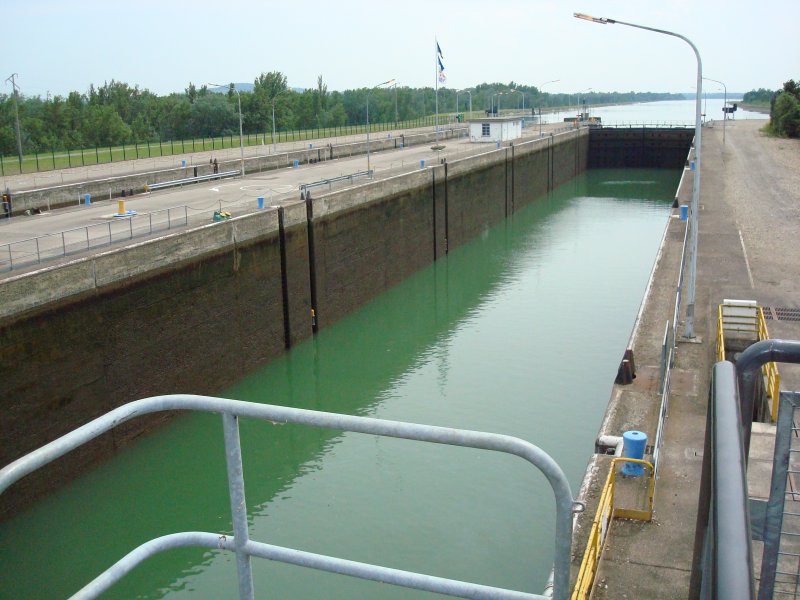 Rheinschleuse bei Marckolsheim/Elsass,
groe Schleusenkammer ber 180m lang, 23m breit und 20m tief,
2008
