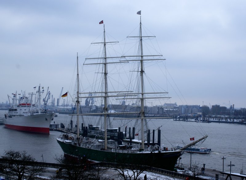 Rickmer Rickmers vorn, Cap San Diego hinten links. An den Landungsbrcken Hamburg. 15.02.2009