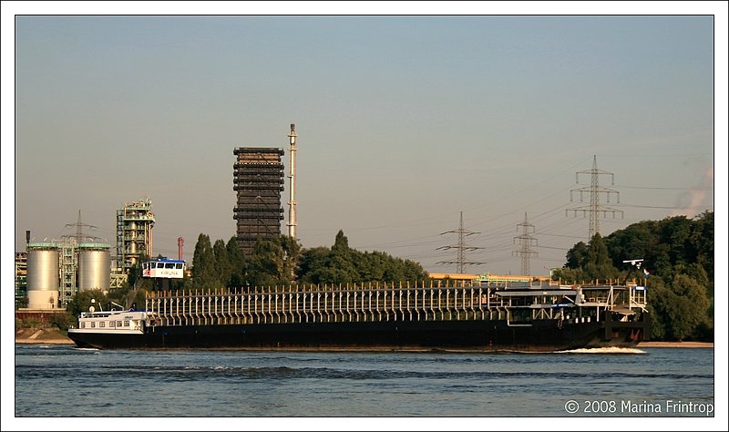 Ro-Ro Autotransporter  Kiruna  ENI 2318369, Baujahr 1974, Lnge 110 m, Breite 11,40, Tiefgang 1,90 m auf dem Rhein bei Duisburg.