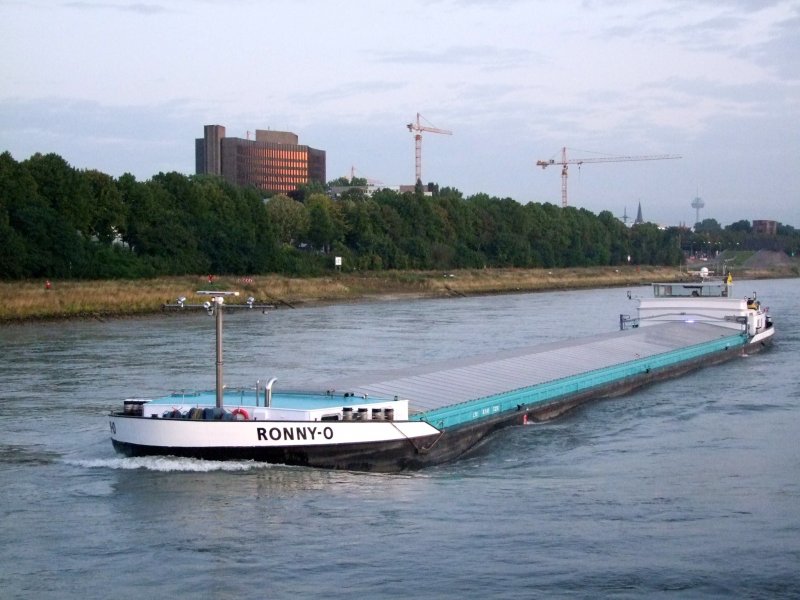 RONNY-O ist in den frhen Morgenstunden bei Rhein-KM685 Stromaufwrts unterwegs;080904