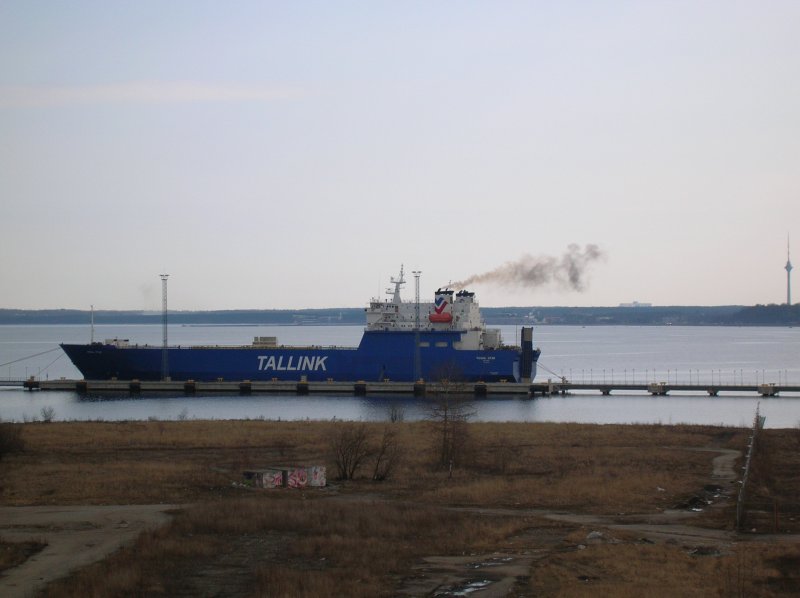 RoRo-Fhre REGAL STAR der Reederei TALLINK im Seehafen von Tallinn. (Ostern 2006)