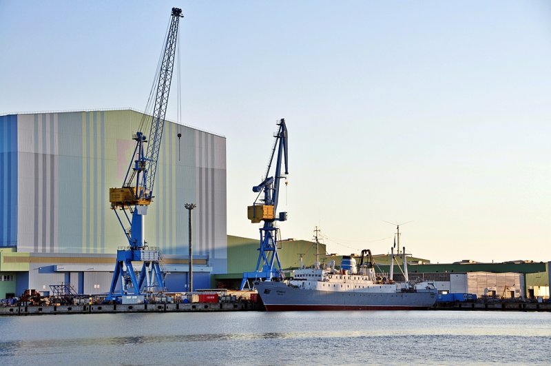 ROS 731, Trawler  Stubnitz  ist wieder gewassert und liegt am Ausrstungskai der Volkswerft am Abend des 05.06.09