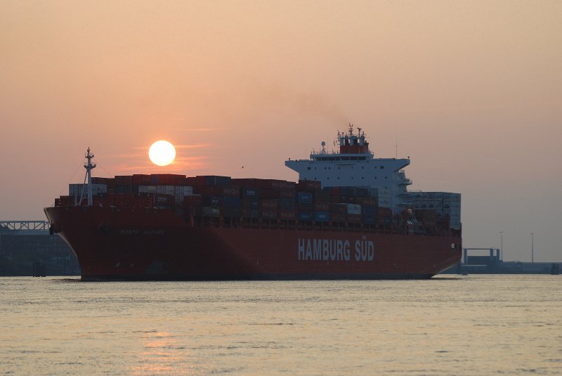 Rotes Containerschiff vor rot leuchtender Sonne die Monte Alegre IMO-Nummer:9348065 Flagge:Deutschland Lnge:272.0m Breite:40.0m vor Hamburg Teufelsbrck am 27.09.09