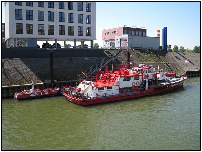 Rundfahrt durch den Duisburger Hafen am 05.05.2008: Feuerlschboote der Duisburger Hafenfeuerwehr.