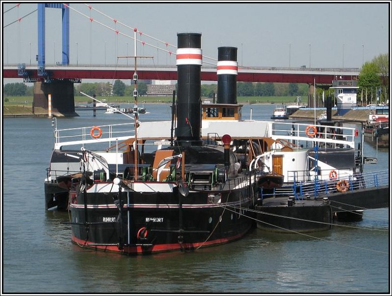 Rundfahrt durch den Duisburger Hafen am 05.05.2008: Der alte Radschleppdampfer  Oscar Huber  (1922 in Dienst gestellt) liegt in Duisburg-Ruhrort als Museumsschiff.