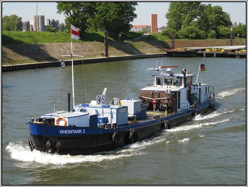 Rundfahrt durch den Duisburger Hafen am 05.05.2008: Begegnung mit dem Tankschiff  Rheintank 2 .