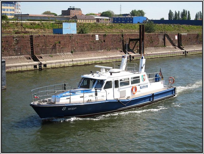 Rundfahrt durch den Duisburger Hafen am 05.05.2008: Begegnung mit dem Polizeiboot WSP 8.