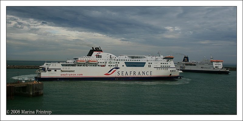 Rush Hour im Hafen von Dover. Im Vordergrund hat gerade die Seafrance Berlioz (Calais/F) gedreht, um rckwrts an der Fhrbrcke anzulegen. Rechts im Hintergrund luft die P&O-Fhre  Pride of Burgundy  (Dover/UK) ein.