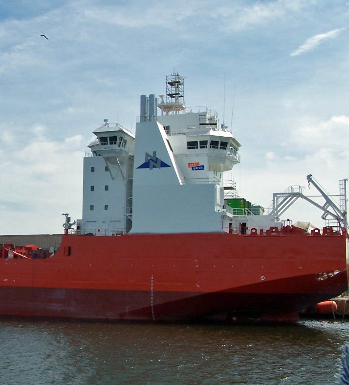 Russischer Neubau auf der Aker Werft in Wismar. Mai 2008
Auffllig die zwei Brcken fr ein Schiff. Diese sind fr die Eismeerfahrt gebaut. Sollte sich das Schiff im Eis festfahren, kann es ber die hintere Brcke lngere Zeit rckwrts gesteuert werden.     