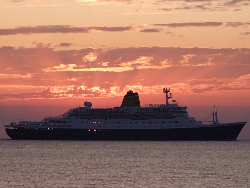 Saga-Rose(IMO-6416043;L=190;B=25mtr, Bj.1965)fhrt Elbaufwrts und verdunkelt den Sonnenaufgang bei Cuxhaven;090827