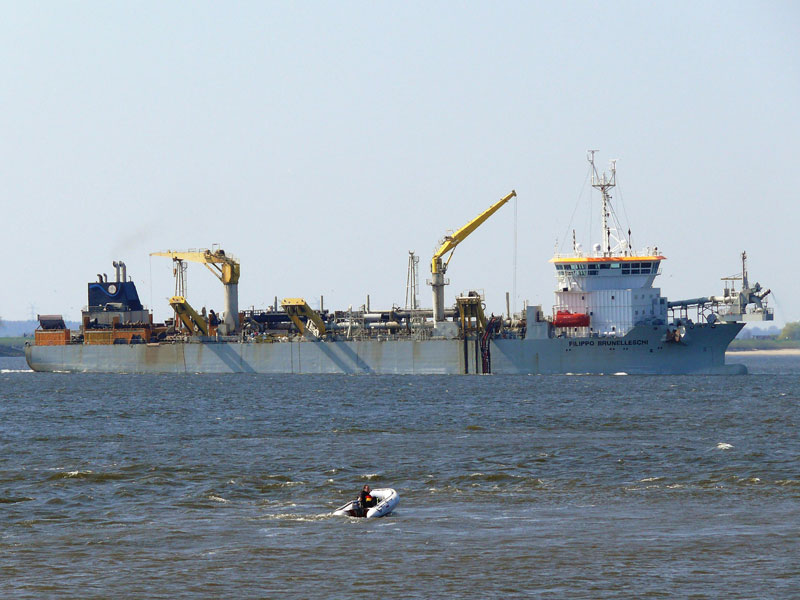 Saugbagger FILIPPO BRUNELLESCHI (IMO 9262778), Santa Cruz e Tenerife; beim Wendemanver auf der Elbe bei Schulau, 10.04.2009
