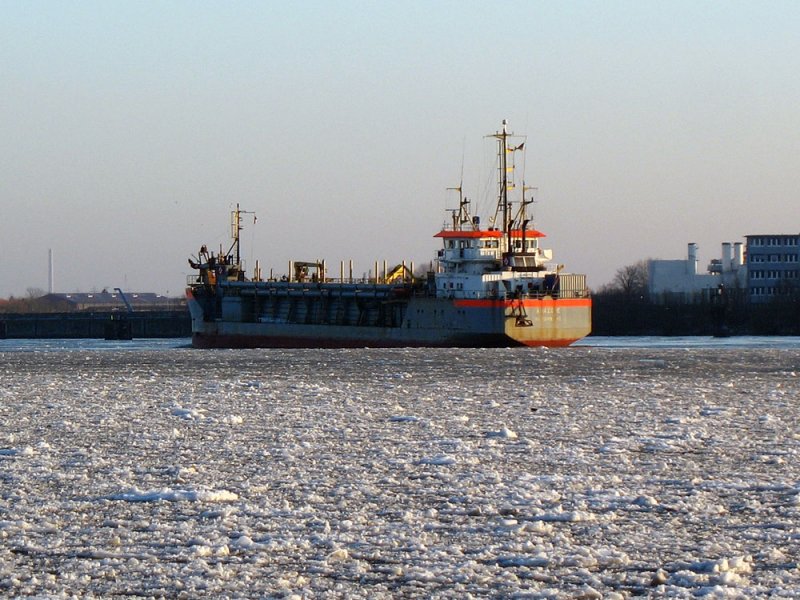 Saugschwimmbagger  AMAZONE , Niederlande, IMO-Nummer 9158630; auf der vereisten Elbe bei Hamburg, 10.01.2009
