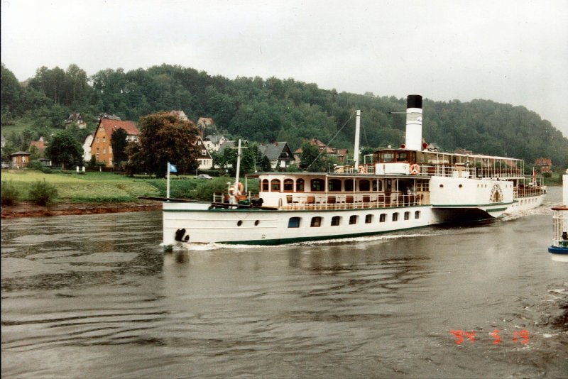 Schaufelraddampfer DRESDEN auf der Elbe in der Schsischen Schweiz. Aufnahme von 1994