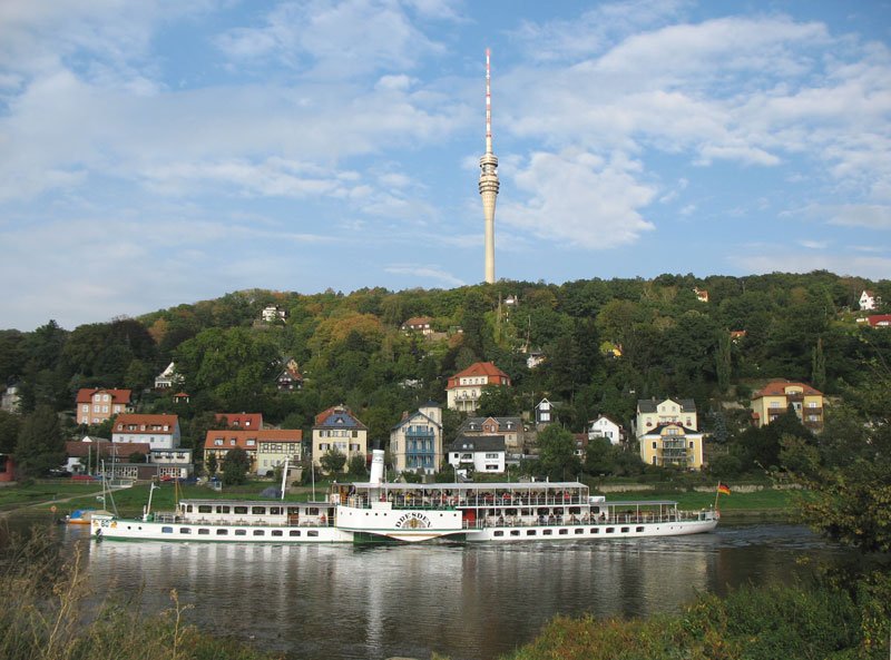 Schaufelraddampfer  Dresden  (Baujahr 1926, Lnge 68,7 m) auf der Elbe vor Niederpoyritz und Fernsehturm Wachwitz - 5.10.2006
