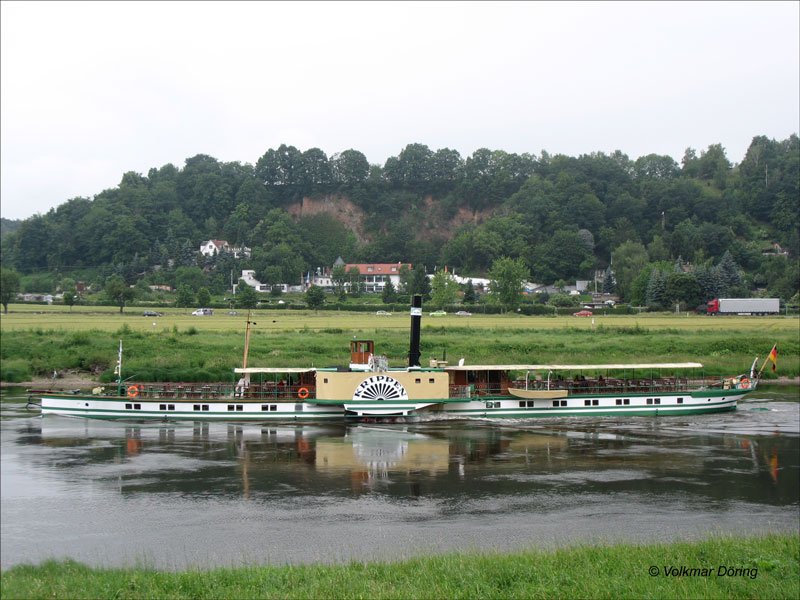 Schaufelraddampfer KRIPPEN ex  TETSCHEN  Baujahr 1892, Lnge 54,6 m die Elbe aufwrts kurz vor Meissen - 04.06.2007
