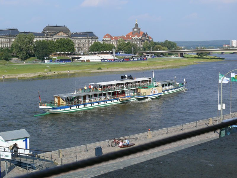 Schaufelraddampfer MEISSEN ex  Sachsen , ex  Knig Albert  (Baujahr 1885, Lnge 65,7 m) verlsst auf der Elbe mit umgeklapptem Schornstein das Terrassenufer; Dresden, 26.08.2007
