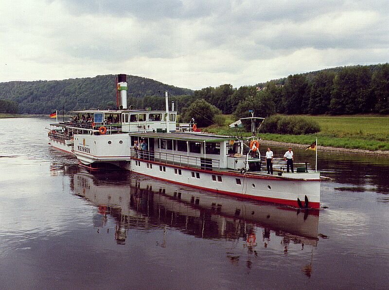 Schaufelraddampfer  Meissen  fhrt im Juni 2001 talwrts zwischen Schmilka und Bad Schandau.