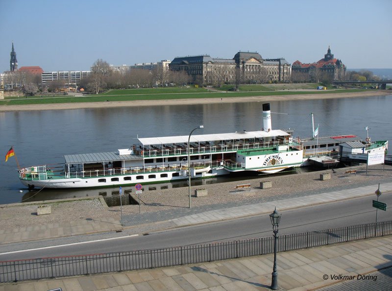 Schaufelraddampfer PD  Dresden  (Baujahr 1926; Lnge 68,7 m) auf der Elbe am Terrassenufer - Dresden, 30.03.2007
