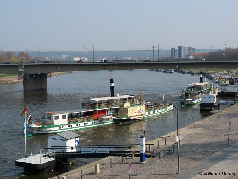 Schaufelraddampfer PD  PIRNA  ex  Knig Albert  (Baujahr 1898; Lnge 57,1 m) kurz vor dem Anlegen am Terrassenufer - Dresden, 30.03.2007
