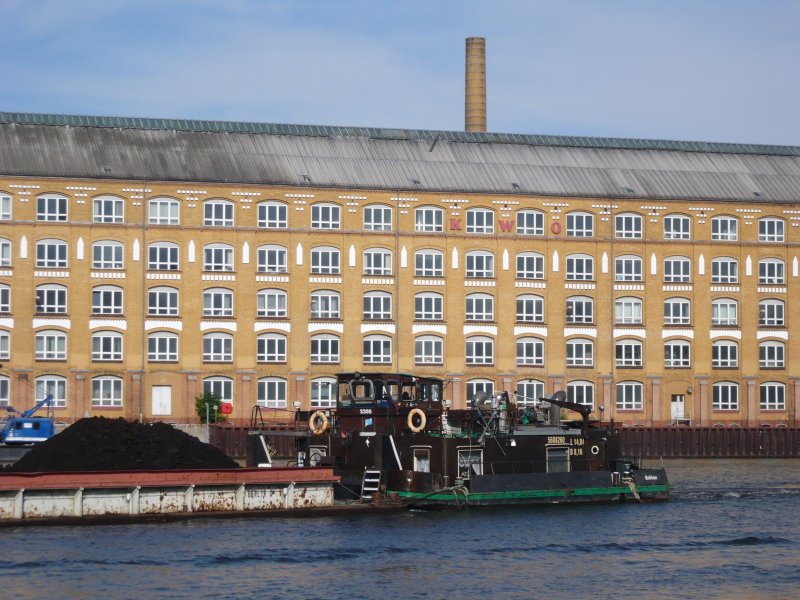 Schiff 5608260 (Grben, Grfen oder Gren - ich kann es nicht genau erkennen) am 23.6.2007 auf der Spree nahe dem ehemaligen Kabelwerk KWO. Es handelt sich um eines von 67 190 PS starken Kanalschubschiffen (Typ 190 Z), die in der Rosslauer Schiffswerft (DDR) zwischen 1964 und 1966 gebaut wurden. 23.6.2007