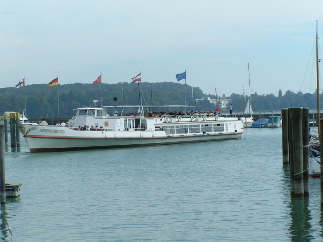 Schiff Arenenberg beim Ablegen in Konstanz zu einer Rundfahrt ber den Bodensee. 17.08.06 