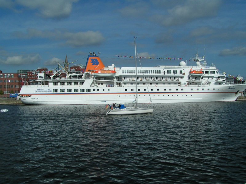 Schiff  Bremen  der Hapag-Lloyd (Expedition Cruises) am 4. Sept. 2004 am Hafen in KIEL