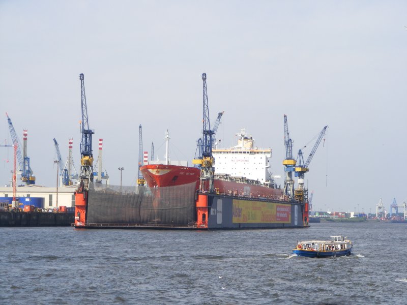 Schiff im Trocken Dock im Hamburger Hafen Sommer 2008