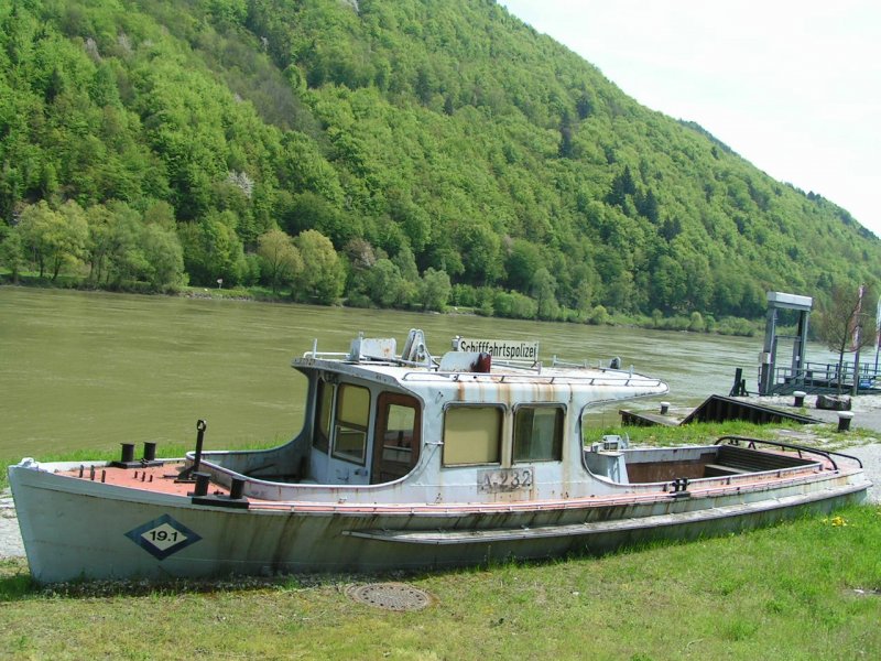 SCHIFFFAHRTSPOLIZEIBOOT A-232; Bj.1938 in d. BRUMM Werft/Berlin,
kam whrend d. 2.Weltkrieges nach sterreich, ab 1946 Einsatz als MB Burgenland  im Neusiedlersee, wegen zu groem Tiefgang (9dm)versah es 1952  1984 ihren Dienst bei Hainburg/Donau; 
1984  1989 bei Stromaufsicht Engelhartszell/O, und steht nun ebendort als Denkmal (mit Motorschaden); 080428