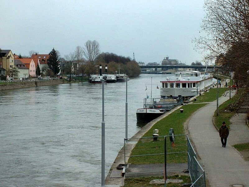 Schiffsanlegestelle in Regensburg, aufgenommen im März 2004. Deutschland