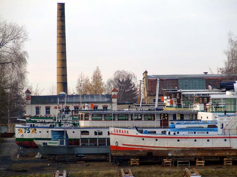 Schiffswerft Dresden-Laubegast am 29.11.2007.
In der Werft liegen derzeit
Heckradmotorschiff  Sumava  (EVD Personenschifffahrt Praha)
Motorfhre  Brenstein  (von der Fhrstelle Stadt Wehlen)
PD  Leipzig 
dahinter PD  Kurort Rathen  und  Pirna 