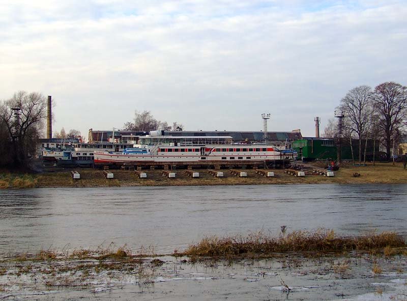 Schiffswerft Dresden-Laubegast,
die Heimatwerft der Schsischen Dampfschifffahrt
29.11.2007
Nach dem Ende der Fahrsaison herrscht hier Hochbetrieb.
Hinter dem tschechischen Heckradmotorschiff  Sumava  liegen der Dampfer  Leipzig  (1929 hier gebaut) und zwei weitere Elbdampfer.