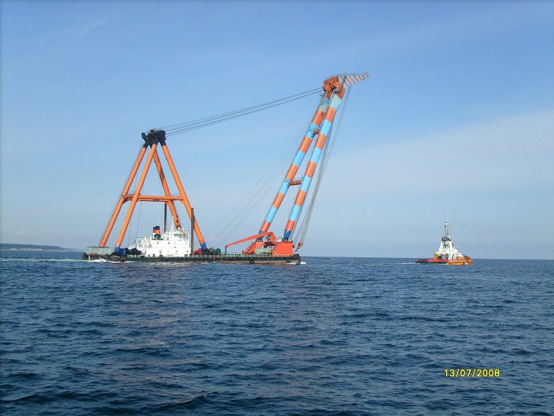 Schlepper  Asterix  mit Schwimmkran  Samson  beim verlassen des Rostocker Seekanals 