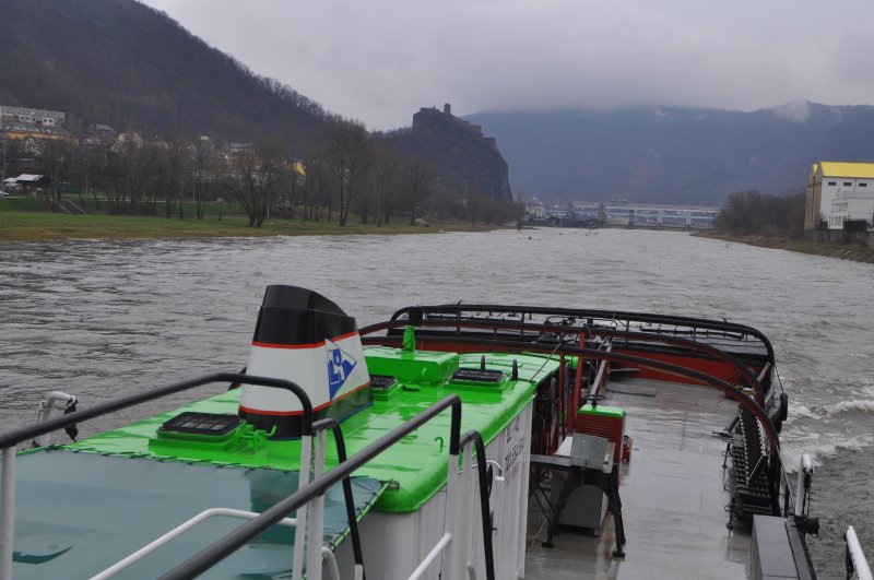 Schlepper Beskydy. oberhalb Aussig. Der Schreckenstein,darunter links, die Schleuse und das Stauwerk.