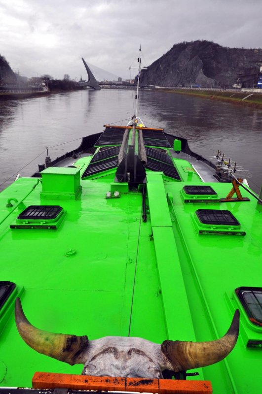 Schlepper Beskydy. Schnprieen. Voraus die neue Straenbrcke von Usti.