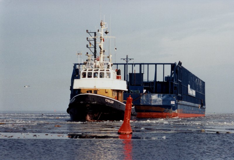 Schlepper Cyklop aus Stettin mit Barge zum Holztransport in der Anfahrt zum Industriehafen Berndshof 2003 MV