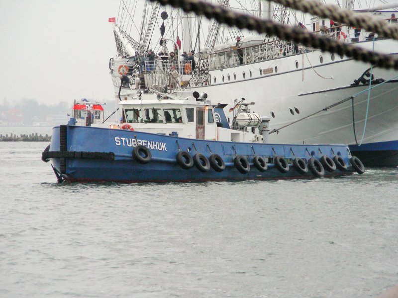 Schlepper  Stubbenhuk  an der Hecktrosse der Gorch Fock