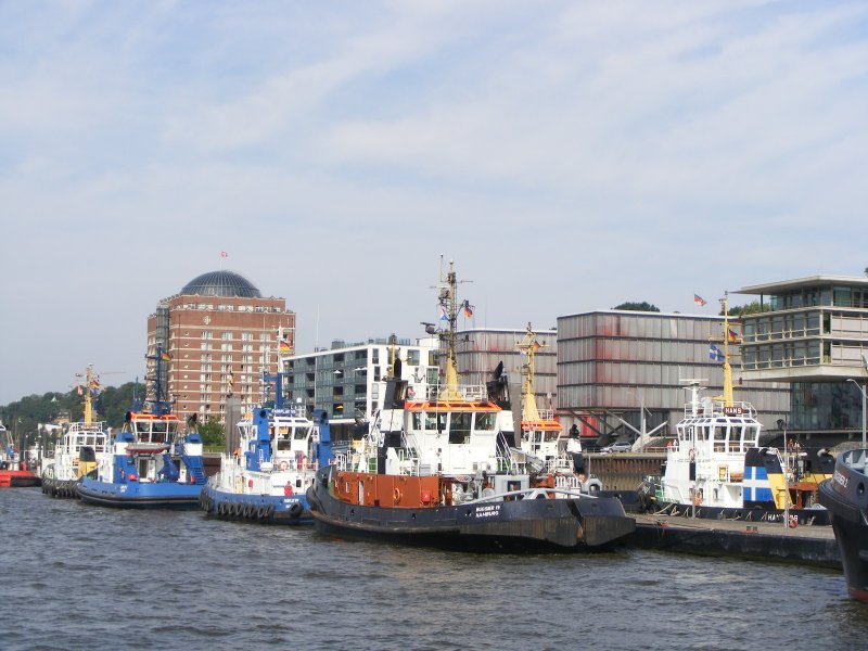 Schlepper warten auf Arbeit im Hamburger Hafen Sommer 2008