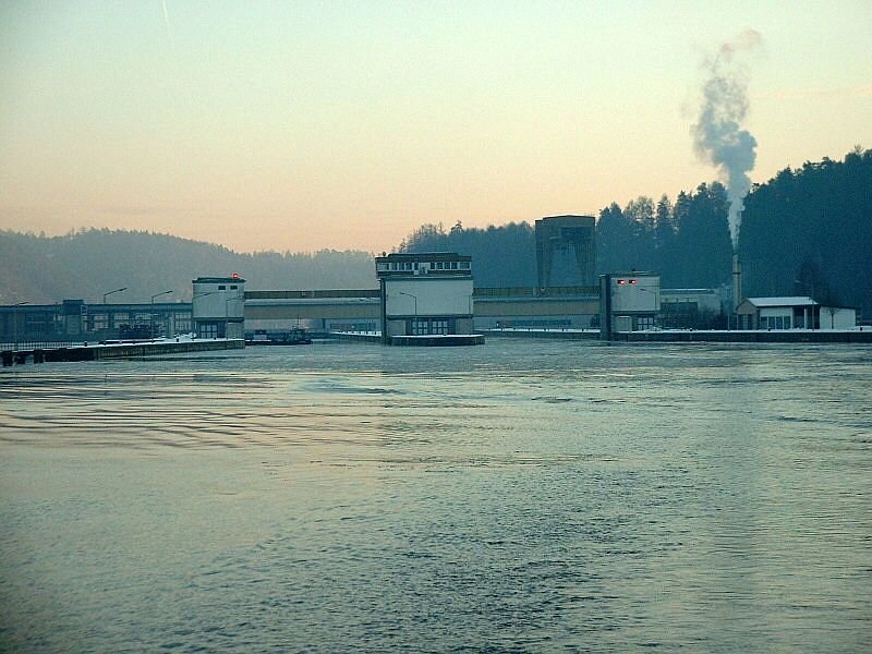 Schleuse Aschach bei Strom-Kilometer 2163 im Januar 2002 in der Abenddmmerung, Hubhhe 16,9 Meter. sterreich