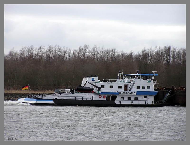 Schubboot  Lehnkering 20  aus Duisburg, ENI 4803490, 3 x 1800Pk. 1976 als  EWT 106  in Dienst gestellt, seit 2002 als  Lehnkering 20  unterwegs.