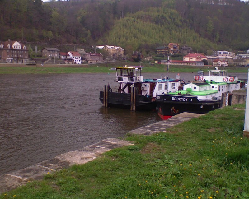 Schubboot Rio-2 und Schleppschiff Beskydy in Děčn hinter Tyrs Brucke/22.4.2008