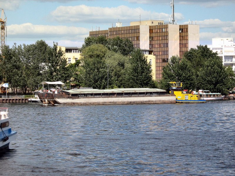 Schubschiff auf der Spree, Hhe Treptower Park, Juni 2008