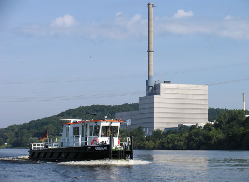 Schubschiff  GRIENAU  auf der Elbe, im Hintergrund das Kernkraftwerk Krmmel (bei Geesthacht); 07.08.2008