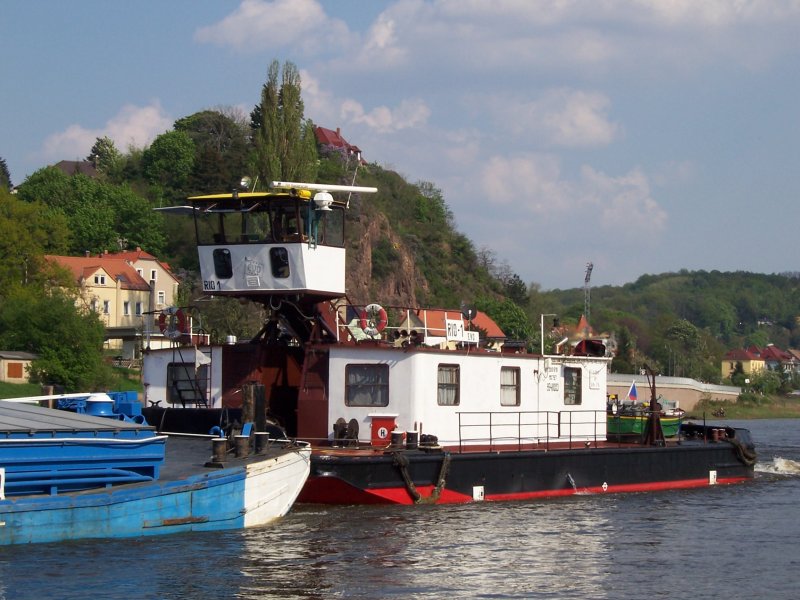 Schubschiff  Rio-1  aus Dcin (Tschechien) am 01.05.2005 zu Tal in Meien am Elbe-Km 81 / Reederei EVD / Europanummer 9548003 / Tonnage 38 t / Lnge: 24,85 m / Breite: 9,13 m / Tiefgang: 1,20 m / Eichnummer: L Dc 699 CS / Baujahr ? / Antrieb ?