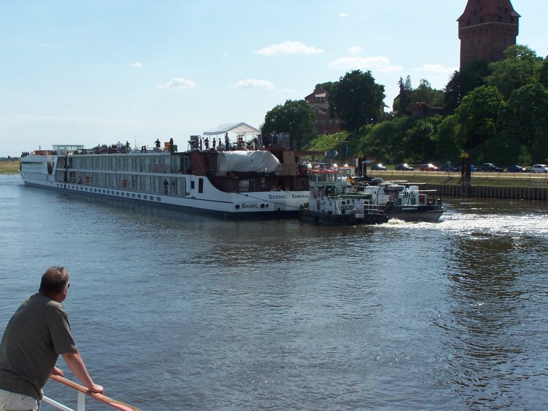 Schubschiff Zebu und Eisbrecher Br versuchen Die Scenic Emerald bei Ostwind aus dem Tangermnder Hafen zu ziehen. Vor Bug war der Werfteigene Schlepper Renate II hier aber nicht drauf zu sehen.